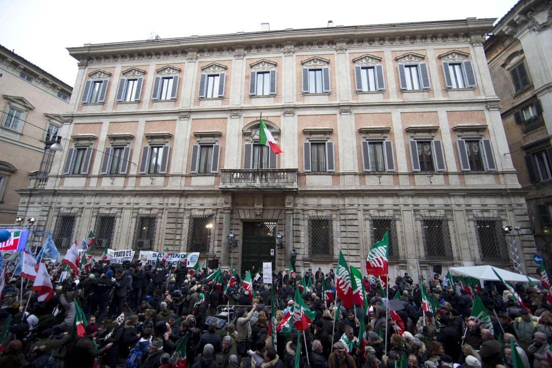 Vor Berlusconis Luxusresidenz versammelte sich zahlreiche Unterstützer.