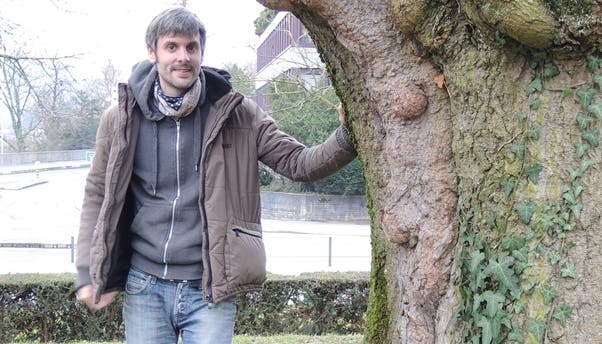 Michel Brunner steht neben einem Kolchischen Ahorn: Mit einem Umfang von 3,2 Metern gehört der 130-jährige Baum zu den dicksten seiner Art.