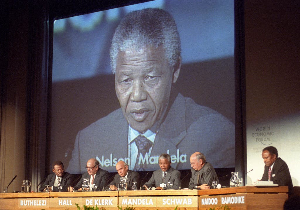 Nelson Mandela am 30. Januar 1992 am WEF in Davos; rechts von ihm WEF-Gründer und -Präsident Klaus Schwab.