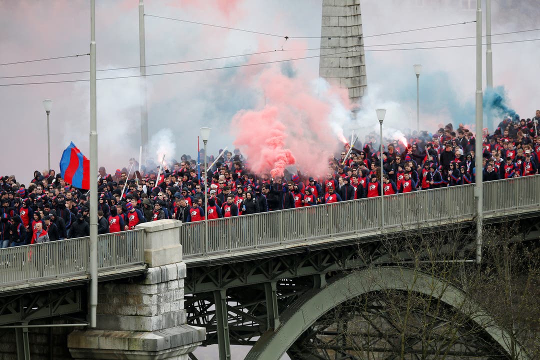 FCB-Fans auf der Kornhausbrücke