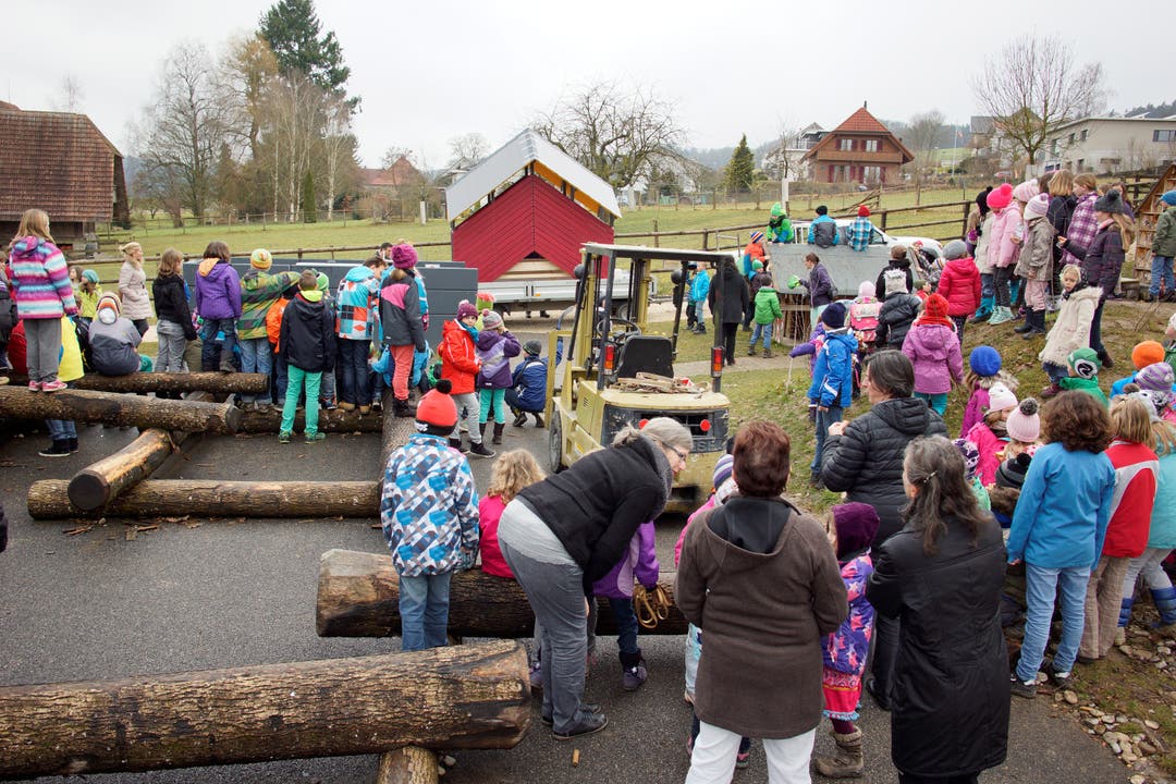 Die Schulkinder der Schule Lüterkofen-Ichertswil bewundern die vom Lernenden Justinus Portenier gebaute Friedensbrücke