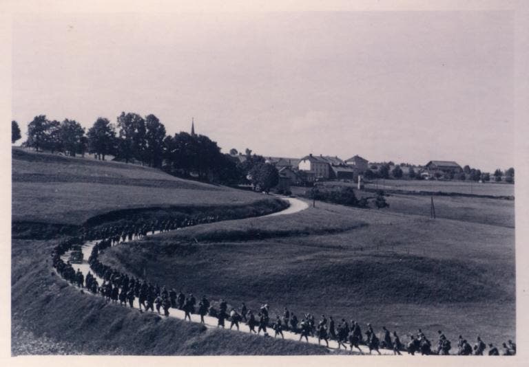 Internierte Soldaten auf der Strasse nach Büren, 1940