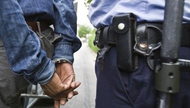 Der Dorfpolizist und die Kapo verhaften mutmassliche Einbrecher in Uitikon. (Symbolbild)
