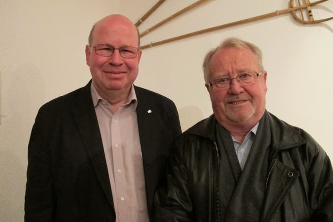 Der scheidende Präsident des Friedensrichterverbands, Hermann Giger (Breitenbach, r.), gibt sein Amt an Martin Vogler (Dulliken) weiter.