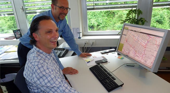 Thomas Kleiner (SWL Energie AG) und Christian Brenner (Stadtbauamt) freuen sich über die Digitalisierung des Lenzburger Untergrunds. tf