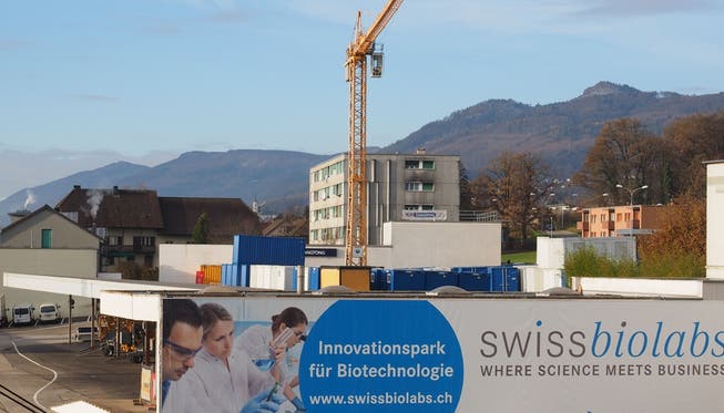 Gut 6 x 27 Meter misst das Werbeplakat für den Innovationspark «swissbiolabs», der in den nächsten Jahren in der Liegenschaft Solothurnerstrasse 259 in Olten entstehen soll.