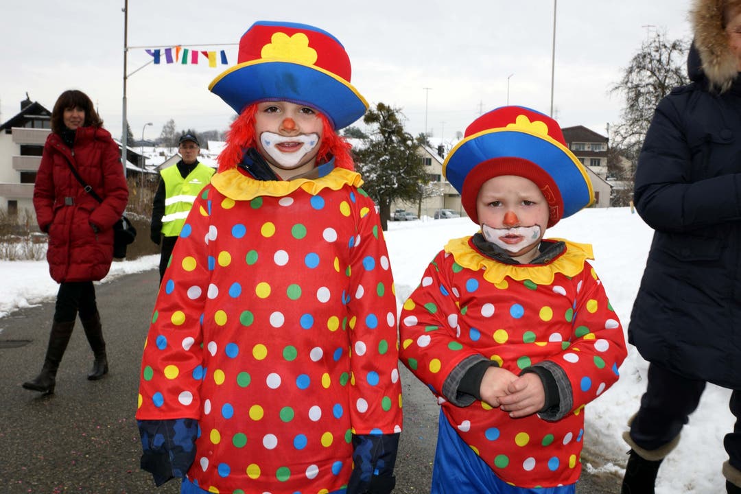 Massimo und Mauro als Clowns am Kinderumzug in Ehrendingen