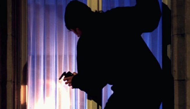 Ein Einbrecher durchsucht das eigene Haus mit Taschenlampe – das hat eine betagte Frau am Freitagmorgen selbst erlebt. (Symbolbild)