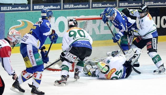 Beide Teams (Olten in Weiss) versuchten, sich wieder aufs Eishockey zu konzentrieren. BIERI
