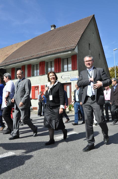 Solothurner Regierungsrat Remo Ankli (rechts) und die Aargauer Ständerätin Christine Egerszegi beim Umzug durch das Dorf