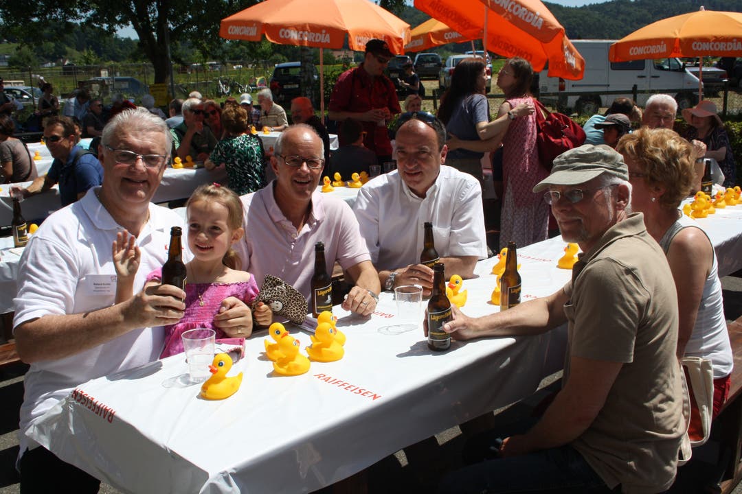 Gemeinderat Roland Kuster (ganz links) trinkt mit RVBW-Direktor Stefan Kalt (Mitte) und Gemeindeammann Markus Dieth (rechts) auf 40 Jahre Tägi