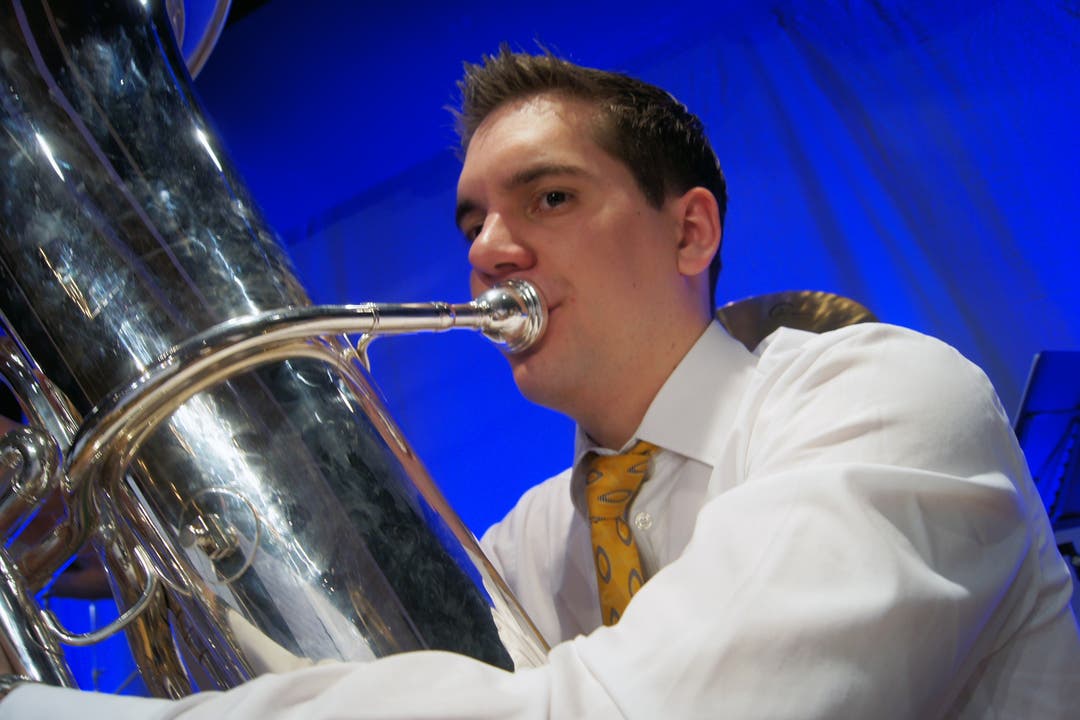 Jürg Stimpfle spielt Tuba bei der Stadtjugendmusik Schlieren
