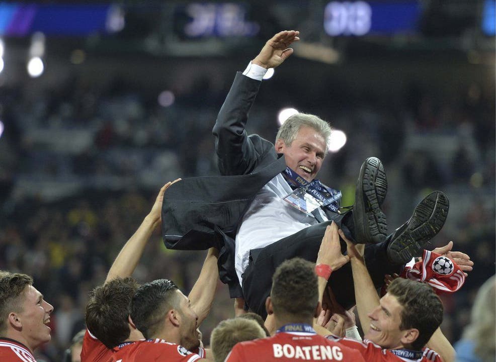 Er lebe hoch: Bayern-Trainer wird von seinen Spieler in die Luft geworfen.