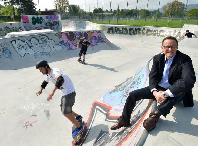 Auf einem «Curb» im «Poolbereich» sonnt sich Rolf Bucher im Glanze des neuen Skateparks.ROB
