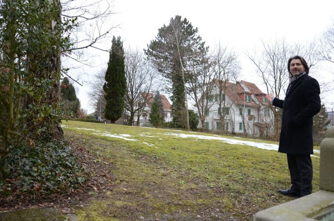Stadtrat Markus Bärtschiger auf der Fläche im nördlichen Teil des Schlieremer Friedhofs, wo die Grabfelder für Muslime entstehen sollen