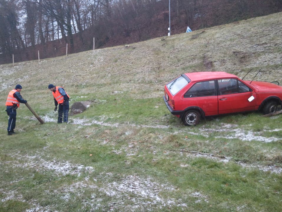 Kantonspolizisten begutachten den Unfallort.