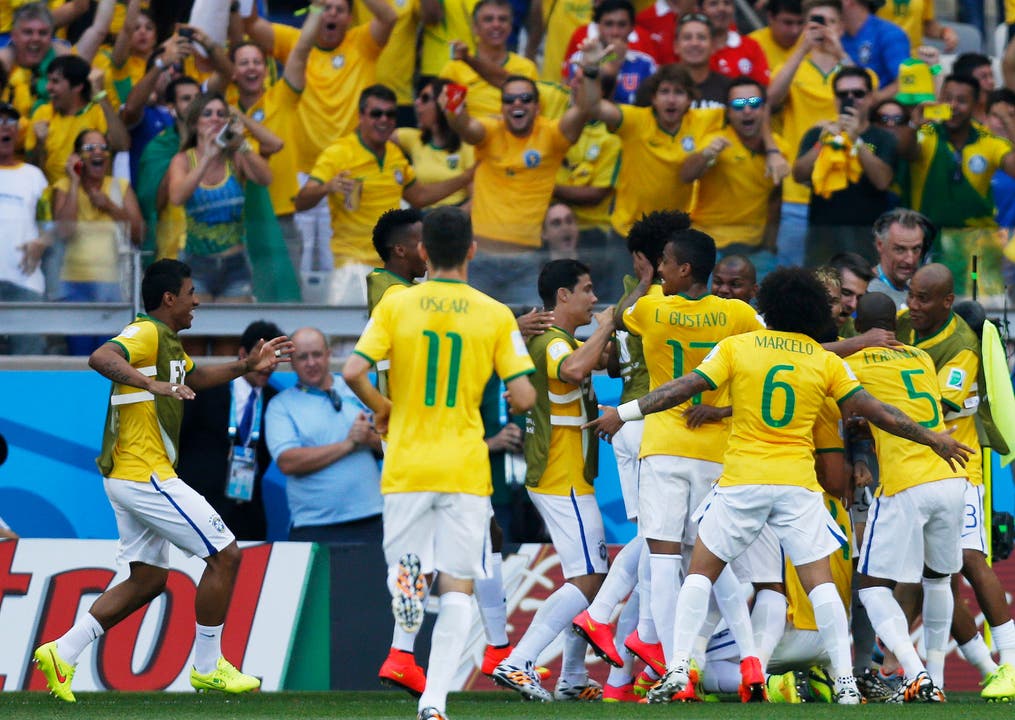 Jubel bei den Brasilianern David Luiz bringt die Seleccao 1:0 in Führung