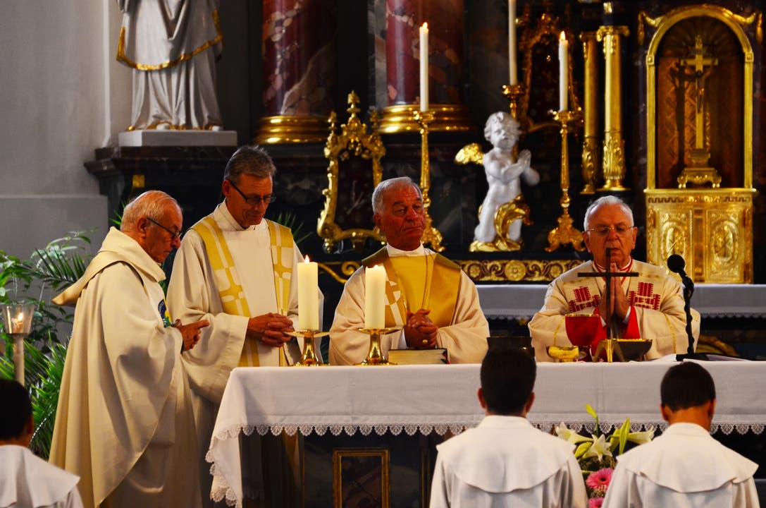 Kardinal S.E. Francesco Monterisi (r.) präsidiert den Gottesdienst zu Ehren des Jubiläums der Missione Cattolica Italiana und der Verabschiedung von Don Silvano (l.)