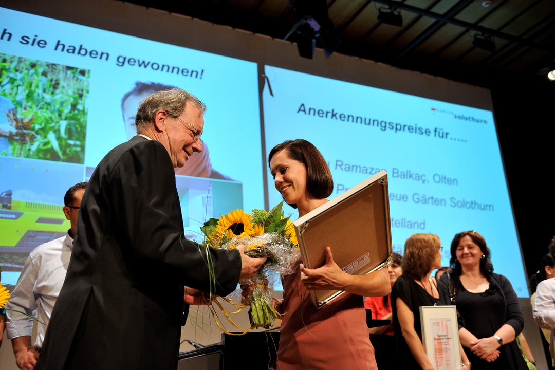 Jurypräsident Kuno Tschumi übergibt einen Anerkennungspreis an Nadia DiBernardo von den Solothurner Spitälern.