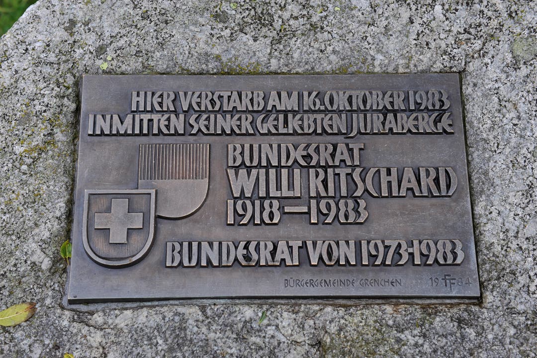 Auf einem Stein findet sich die Inschrift: «Hier verstarb am 16. Oktober 1983 inmitten seiner geliebten Juraebene Bundesrat Willi Ritscharrd»