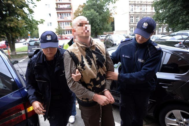 Fabrice A. wird von der Polizei eskortiert, als er der Staatsanwaltschaft im polnischen Szeczecin vorgeführt wird.
