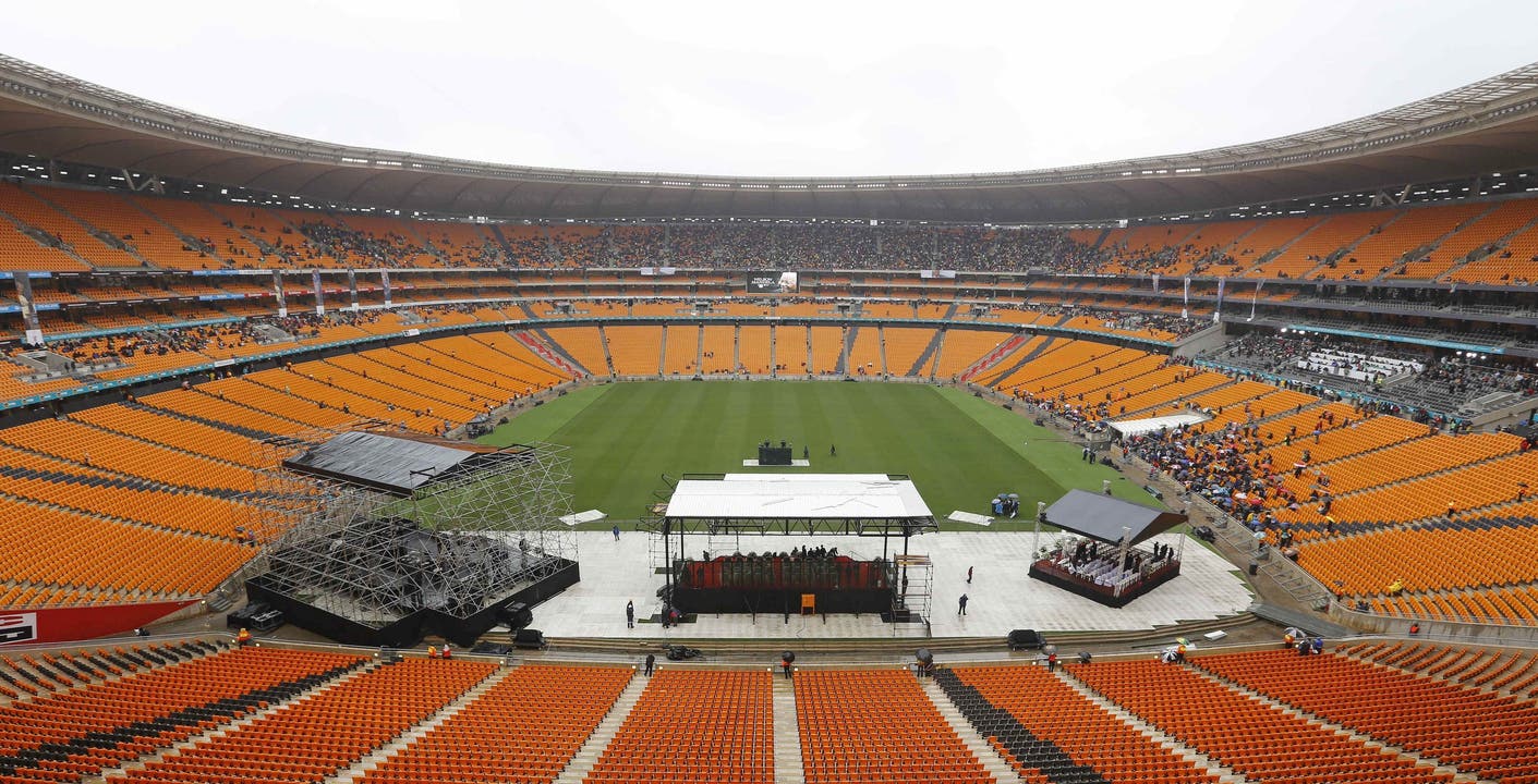 Hier in diesem Stadion, das auch bereits für die Fussball-WM 2010 benutzt wurde, wird die Trauerfeier für Mandela durchgeführt.