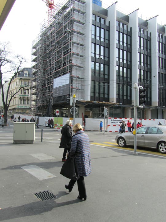 Die einzige Wolke am Schweizer Frühlingshimmel über der Bahnhofstrasse ist der Zara-Bau im ehemaligen Bally-Haus