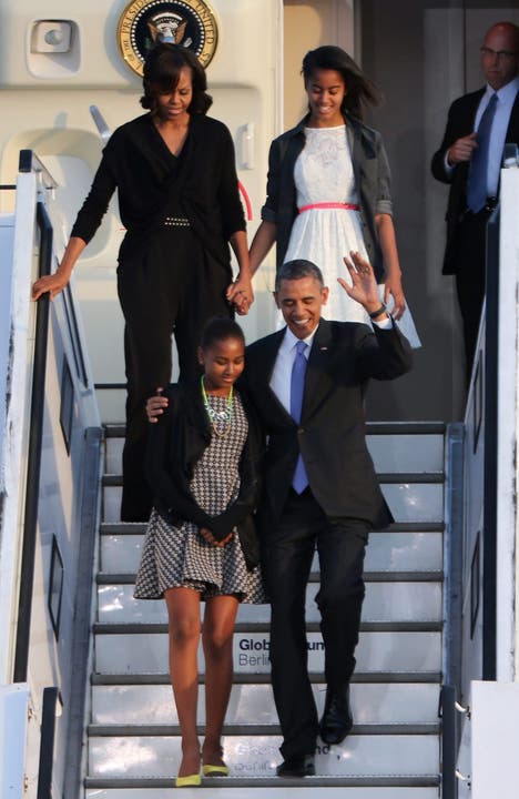 Barack Obama mit seiner Familie beim Ausstieg aus dem Flugzeug.