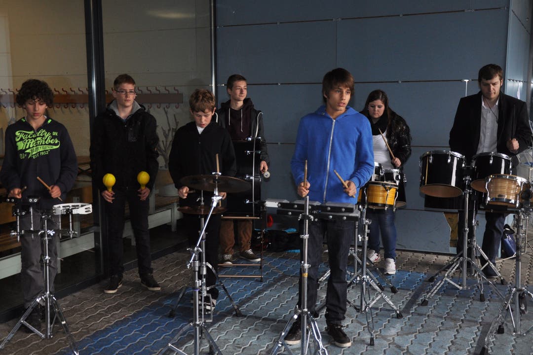 Diese Schüler gaben ein Open-Air-Perkussionskonzert