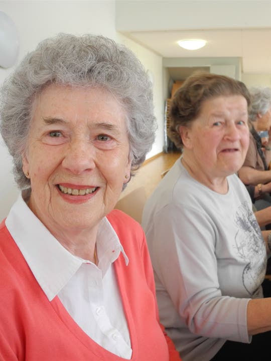 Theresia Griessmeier (80) und Zita Käppeli (84) Theresia Griessmeier (links): «Ich komme seit vielen Jahren und freue mich jedes Mal auf meine Freundinnen. Ausserdem schmeckt der Zmorge.» Auch Zita Käppeli (rechts) ist ein Stammgast: «Früher hatte ich wegen meines Gartens keine Zeit. Seit einem Jahr komme ich regelmässig.»