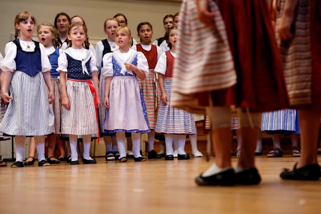 Konzert des Solothurner Mädchenchors in Trachten