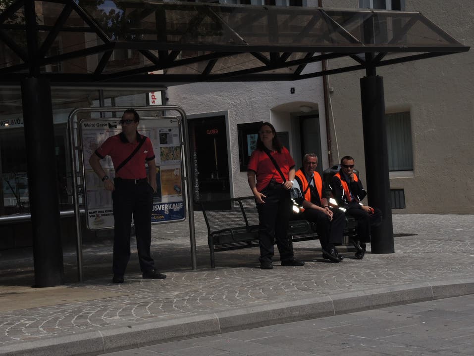 Mitarbeiter der RVBW überwachen den Busverkehr