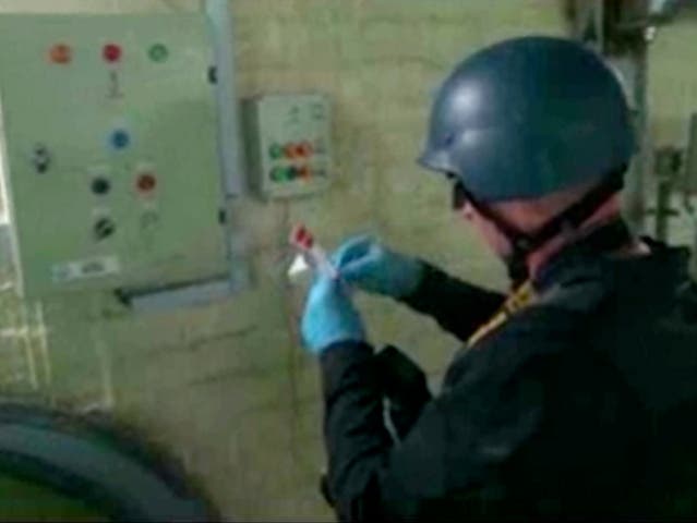 UNO-Chemiewaffen-Inspektor währende einer Kontrolle in Syrien