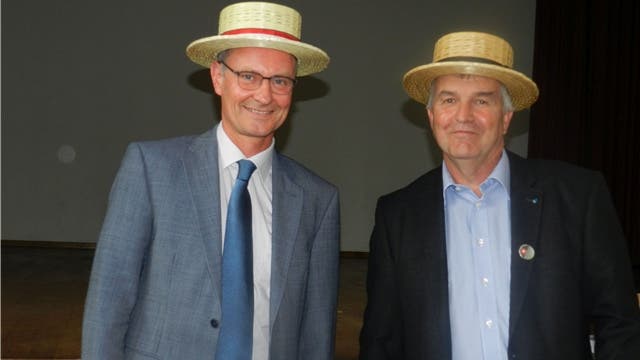Gemeinderat Ruedi Donat (rechts) überreichte Gastreferent Daniel Kolb den obligaten Wohler Strohhut.