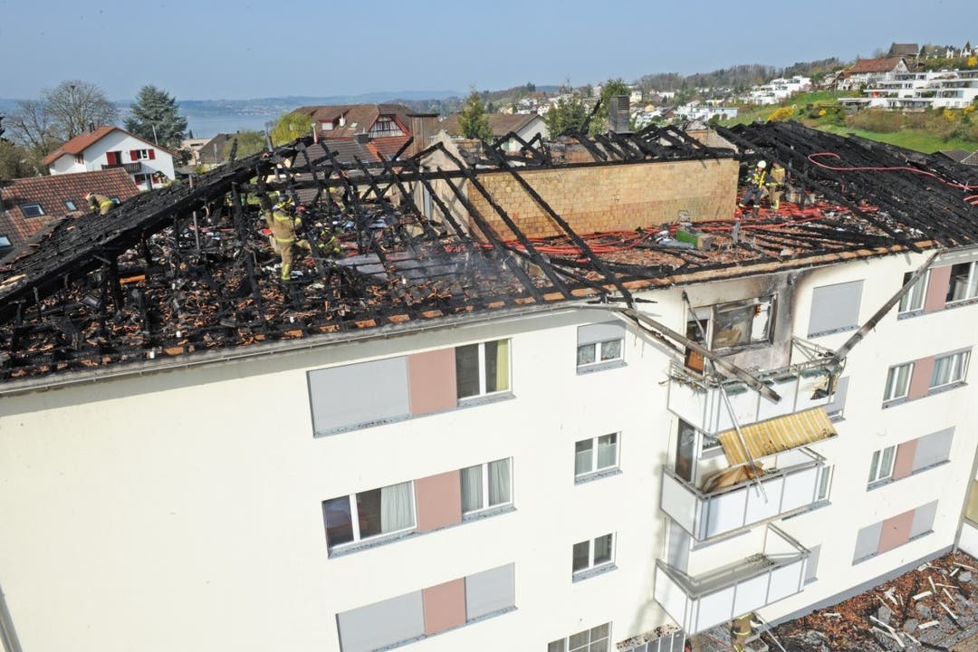 Feuerwehr leistet einen Grosseinsatz in Rapperswil-Jona wegen Brandes in Mehrfamilienhaus