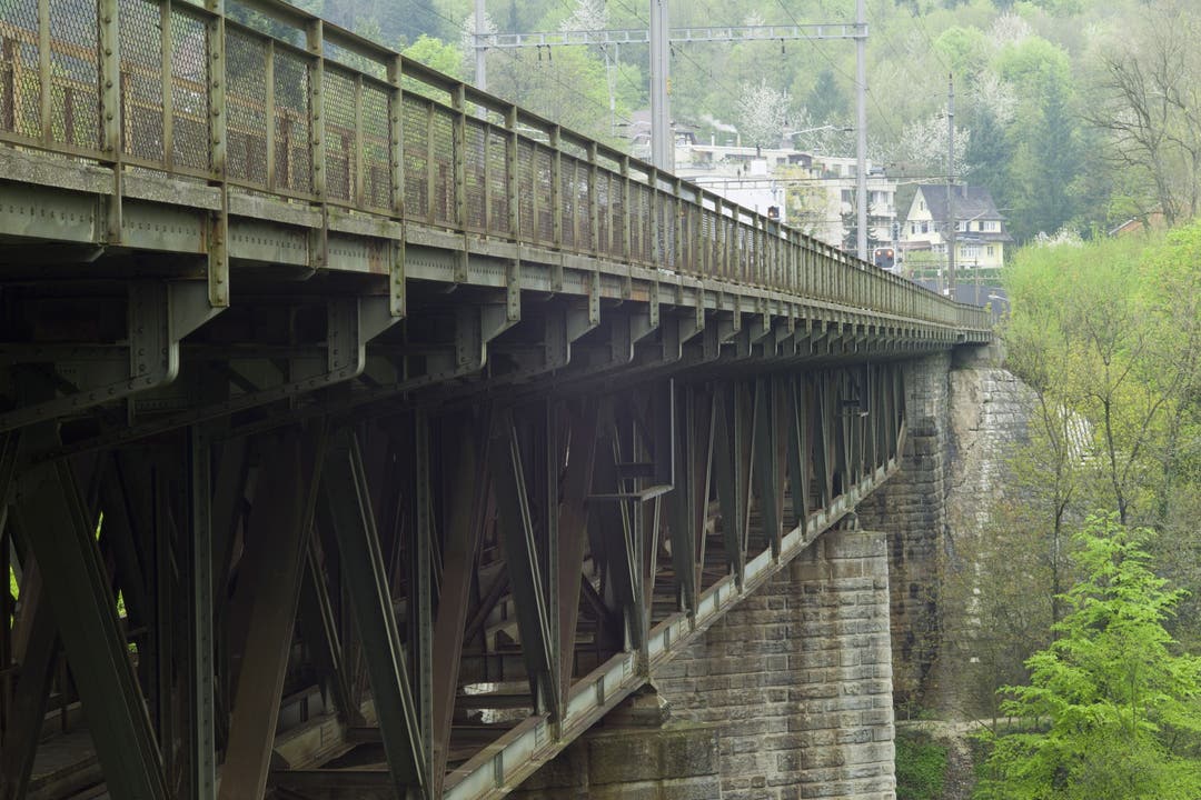 Die mächtige Stahlkonstruktion der Eisenbahnbrücke blick in Richtung Baden