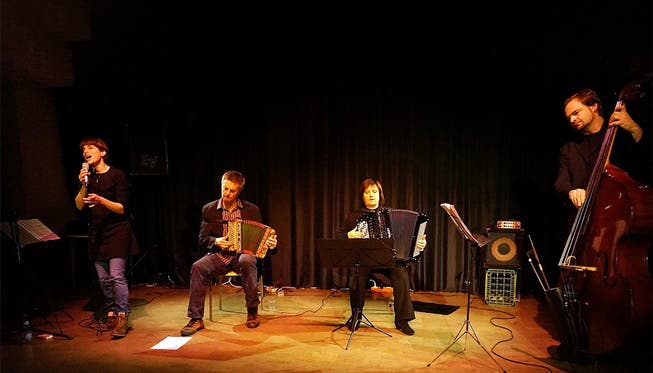 Das Trio um Albin Brun (zweiter von links) erhielt im Jazzclub Allmend Verstärkung von Sängerin Isa Wiss.