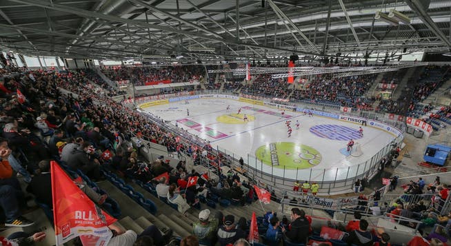 Beim Comeback der Schweizer Eishockey-Nationalmannschaft in der Basler St. Jakob-Arena sorgten 4126 Zuschauer für gute Stimmung.Keystone