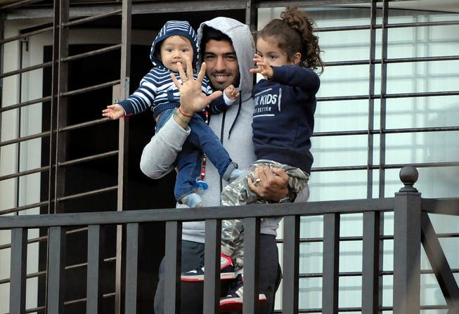 Luis Suarez zeigt sich zu Hause auf dem Balkon den Fotografen - gemeinsam mit seinen Kids.