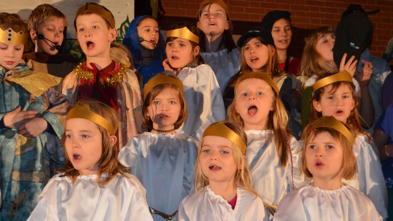 60 Kinder üben für das Krippenspiel der Reformierten Kirche Unterentfelden.