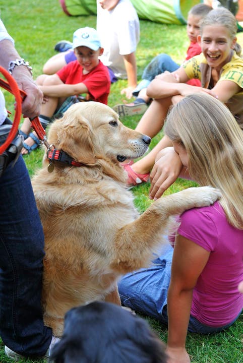 Im Ferienplausch-Kurs Büren Oberwil lernen Kinder den richtigen Umgang mit Hunden 04