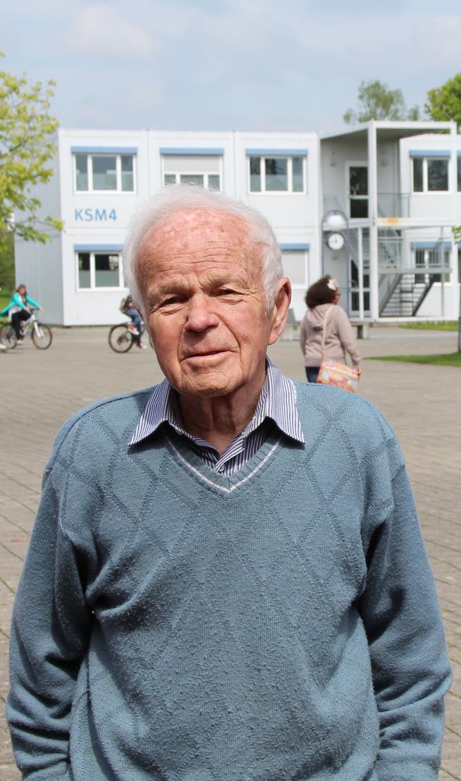 Hans Egloff, erster Mutscheller Sekundarlehrer, 27 Jahre nach der Pensionierung auf dem Pausenplatz: «Doch, es war der richtige Beruf.»ROB
