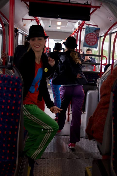 Auch der Bus wird an diesem Tanzfest zur Tanzfläche