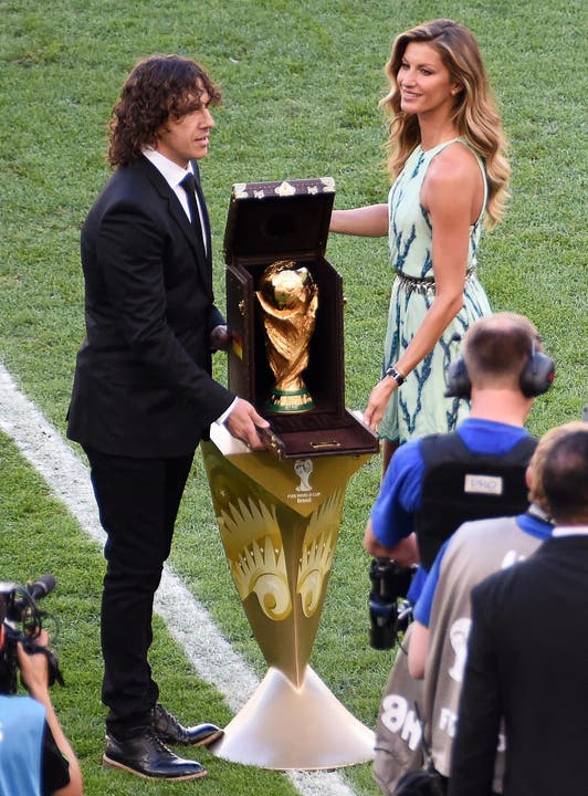 Carles Puyol und Gisele Bündchen bringen den Pokal