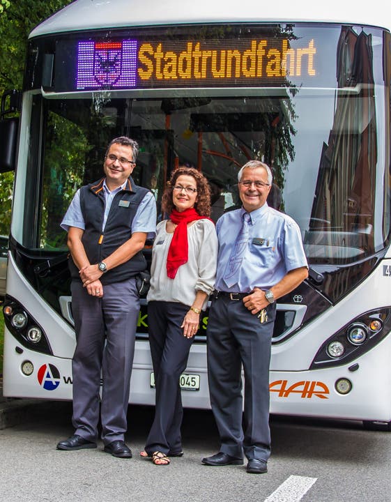 Chauffeur Beat Lienhard (rechts) und Stadtführerin Agnes Lenz (Mitte) mit einem Mitarbeiter der AAR Bus und Bahn vor dem Bus.