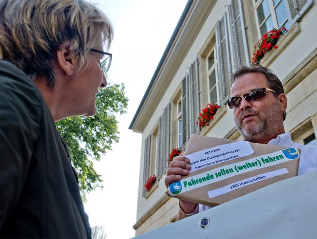 Fritz Beck, Präsident der SVP Merenschwand-Benzenschwil, überreicht Grossratspräsidentin Vreni Friker die Petition gegen den Durchgangsplatz für Fahrende im Freiamt.