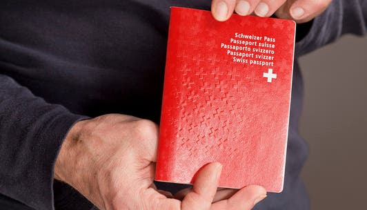 Wer soll künftig den Schweizer Pass erhalten?