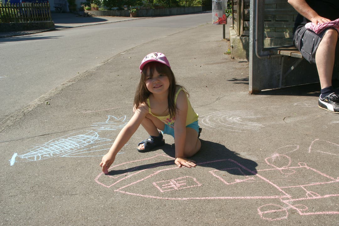 Die vierjährige Nina malte bei der Bushaltestelle ein Haus