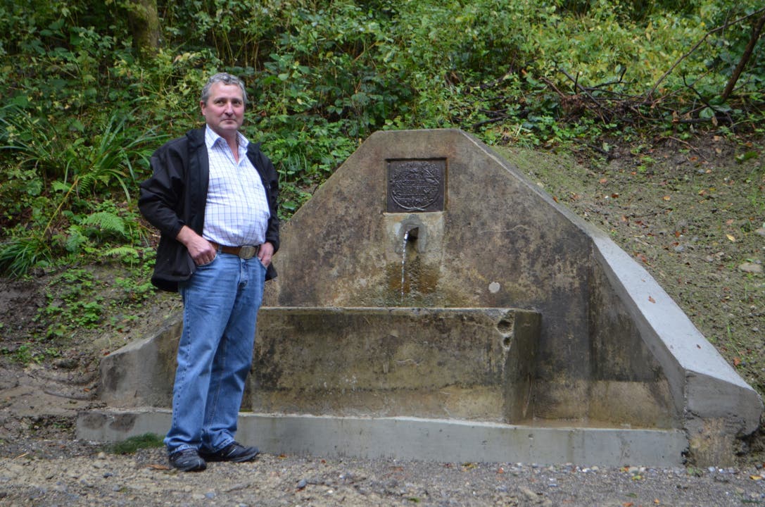 Ivan Volpi Präsident Naturfreunde Gränichen vor dem versetzten Brunnen