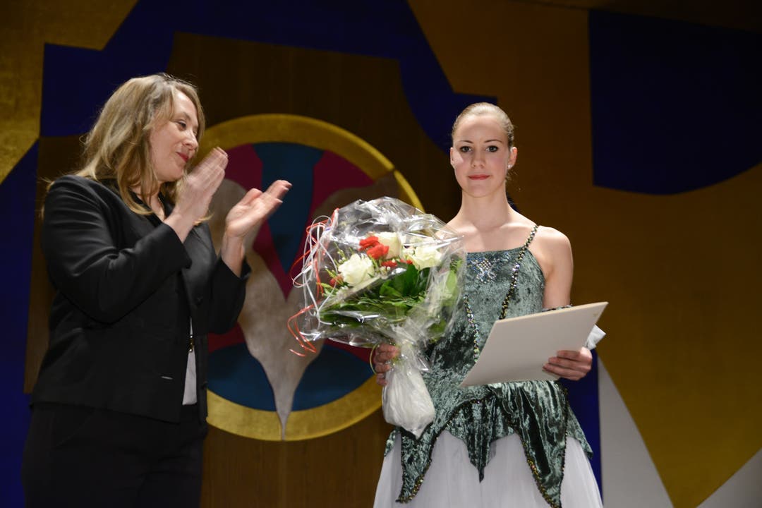 Laudatorin Myriam Brotschi Aguiar ehrt Vera Brotschi mit dem Nachwuchsförderungspreis